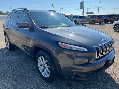 Used 2015 Jeep Cherokee Latitude w/ Cold Weather Group AWD/4WD image 9