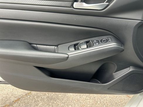 Used 2025 Nissan Altima 2.5 SV image 18