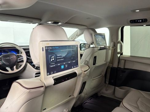 Used 2017 Chrysler Pacifica Limited w/ UConnect Theater Package image 22