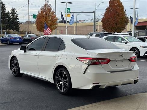 Used 2019 Toyota Camry L image 9