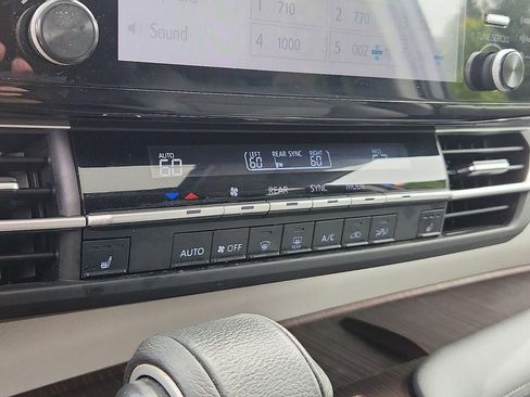 Used 2021 Toyota Sienna XLE image 17