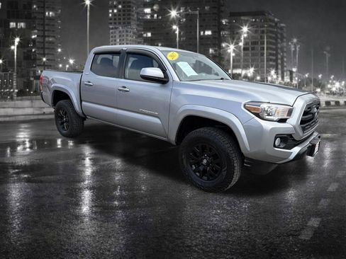 Used 2017 Toyota Tacoma SR5 w/ Tow Package image 31