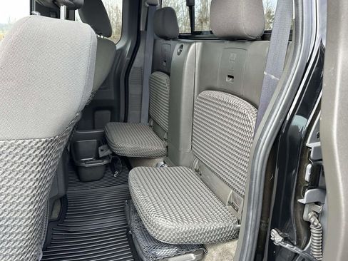 Used 2014 Nissan Frontier SV image 9