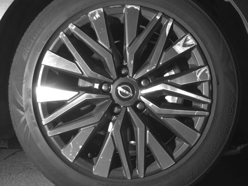 Used 2025 Nissan Altima 2.5 SV FWD image 13