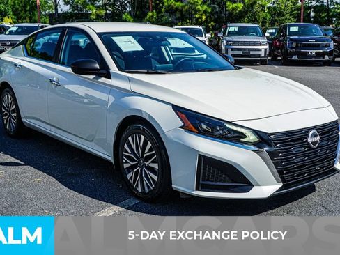 Used 2025 Nissan Altima 2.5 SV FWD image 3