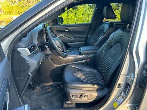 Used 2022 Toyota Highlander XSE FWD image 16