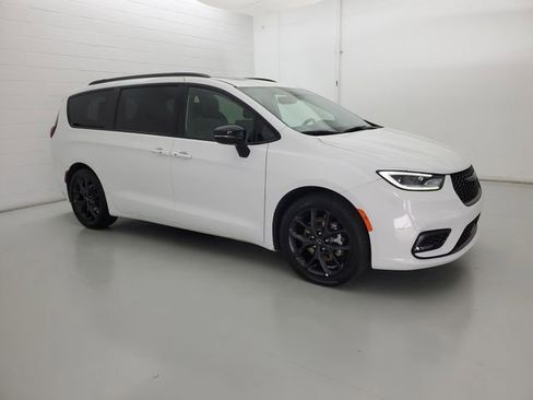 Used 2025 Chrysler Pacifica Limited image 4