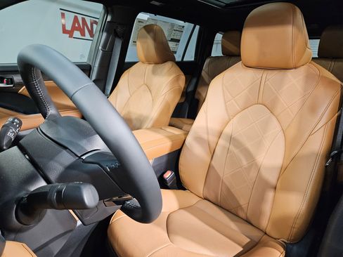 New 2026 Toyota Highlander Platinum AWD/4WD image 12