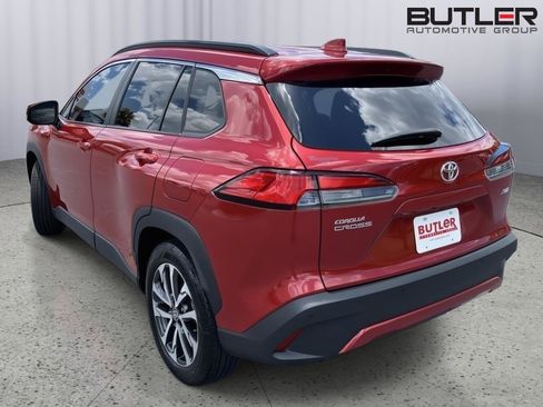 Certified 2023 Toyota Corolla Cross XLE image 3