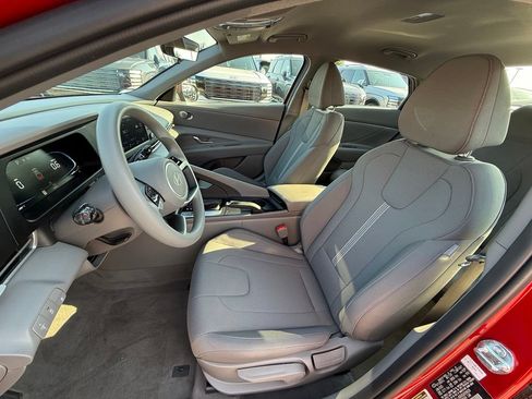 Certified 2025 Hyundai Elantra SE FWD image 23