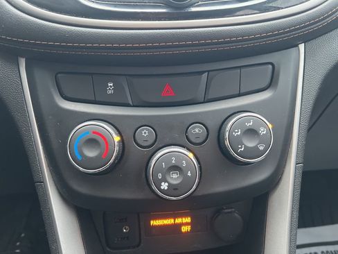 Used 2019 Chevrolet Trax LT w/ LT Convenience Package image 20