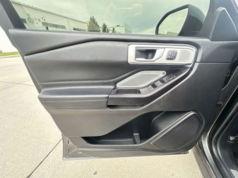 Used 2020 Ford Explorer Platinum w/ Premium Technology Package AWD/4WD image 23