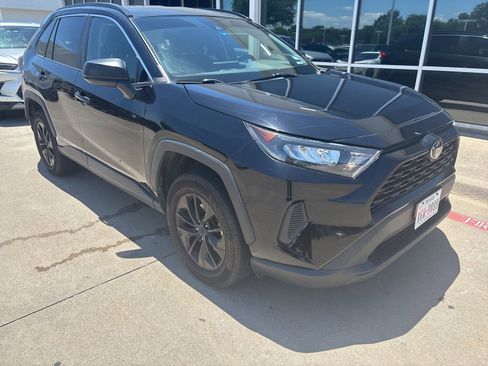 Used 2021 Toyota RAV4 LE AWD/4WD image 3