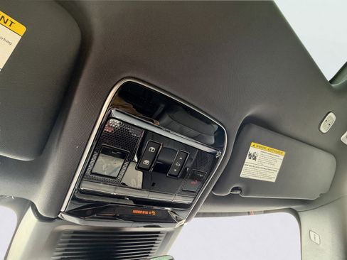 Used 2024 Land Rover Range Rover Sport SE image 39