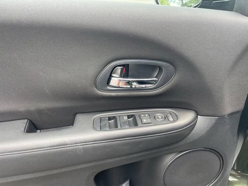 Used 2018 Honda HR-V LX image 12
