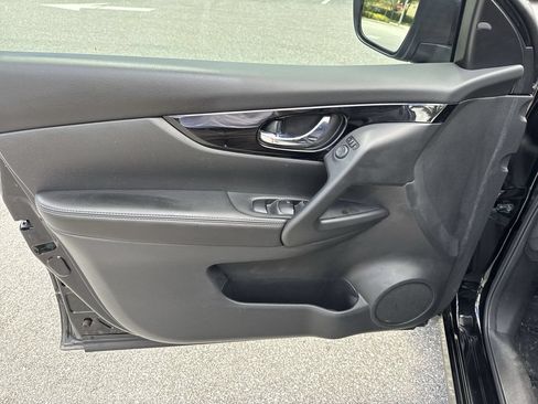 Used 2018 Nissan Rogue Sport SV w/ SV Technology Package AWD/4WD image 39