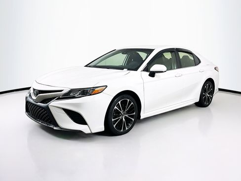 Used 2018 Toyota Camry SE image 3