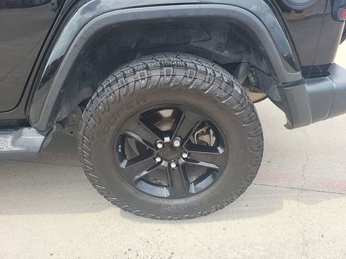 Used 2021 Jeep Wrangler Unlimited Sahara AWD/4WD image 16