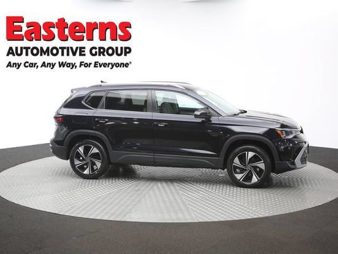 Used 2025 Volkswagen Taos SE AWD/4WD image 46