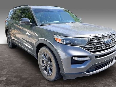 Used 2022 Ford Explorer XLT w/ Equipment Group 202A AWD/4WD image 2