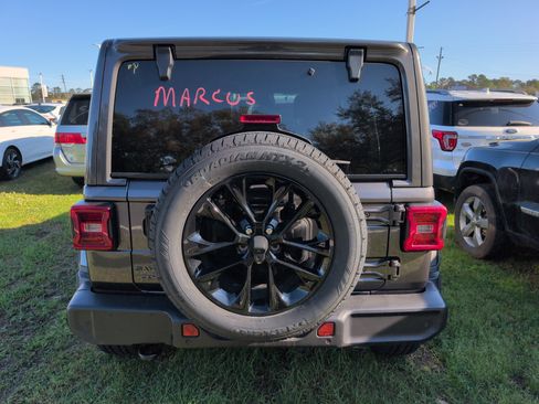 Used 2025 Jeep Wrangler Unlimited Sahara w/ Safety Group image 3