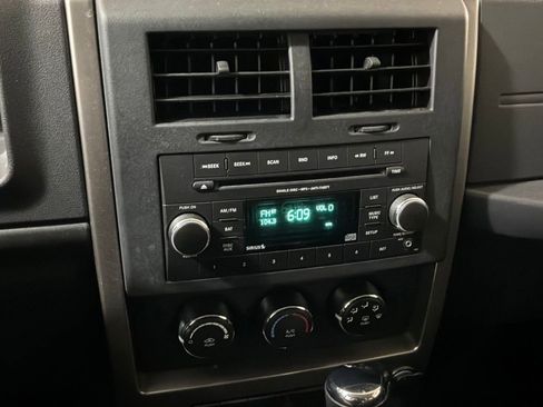 Used 2012 Jeep Liberty Sport image 2