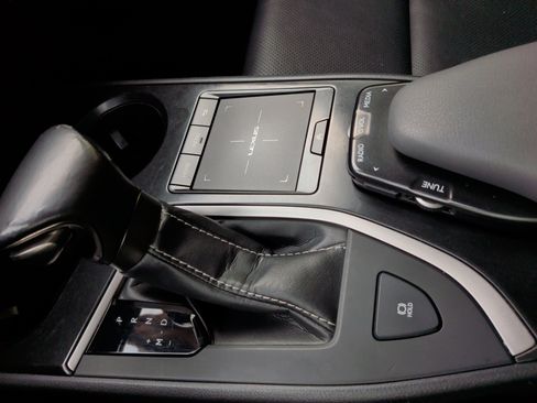 Used 2019 Lexus UX 200 image 18