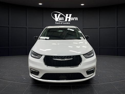 Used 2024 Chrysler Pacifica Touring-L FWD image 2