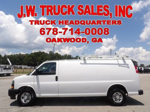 Used 2018 Chevrolet Express 2500 Extended RWD image 2