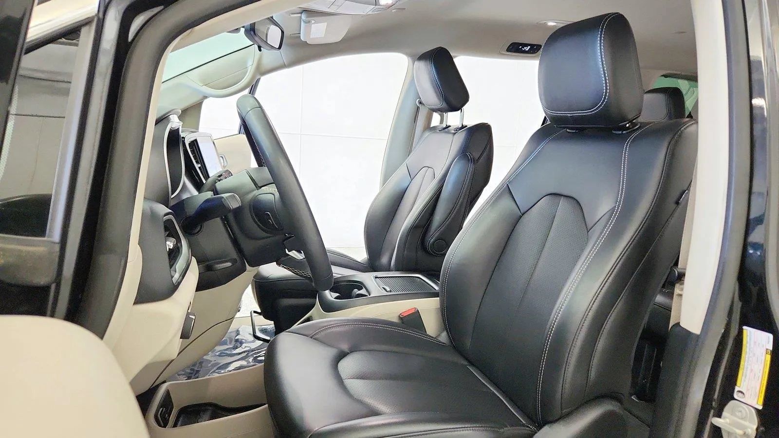 Used 2023 Chrysler Pacifica Touring-L FWD image 19