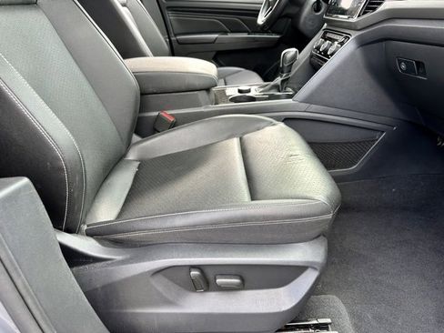 Used 2020 Volkswagen Atlas Cross Sport SEL image 25