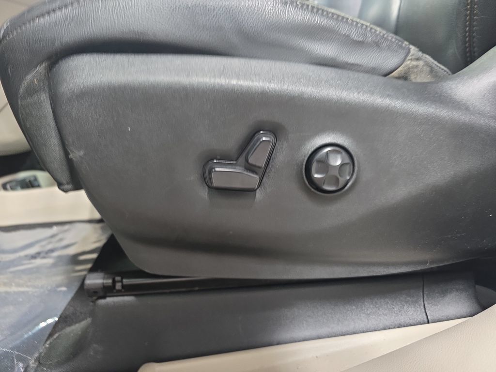 Used 2017 Chrysler Pacifica Touring-L w/ Tire & Wheel Group FWD image 30