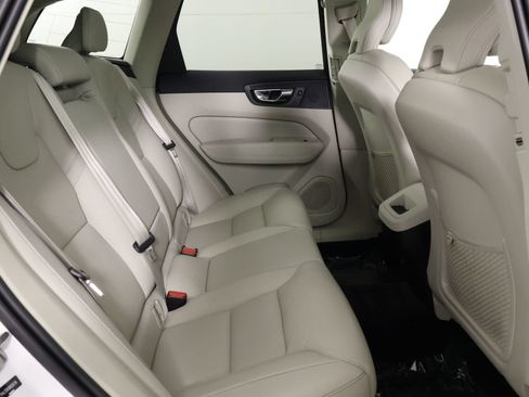 Certified 2022 Volvo XC60 B5 Momentum w/ Climate Package FWD image 30