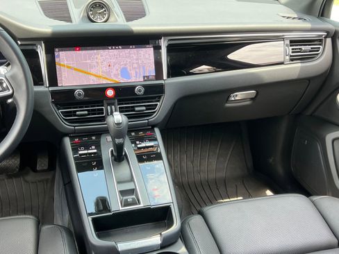 Certified 2025 Porsche Macan AWD/4WD image 26
