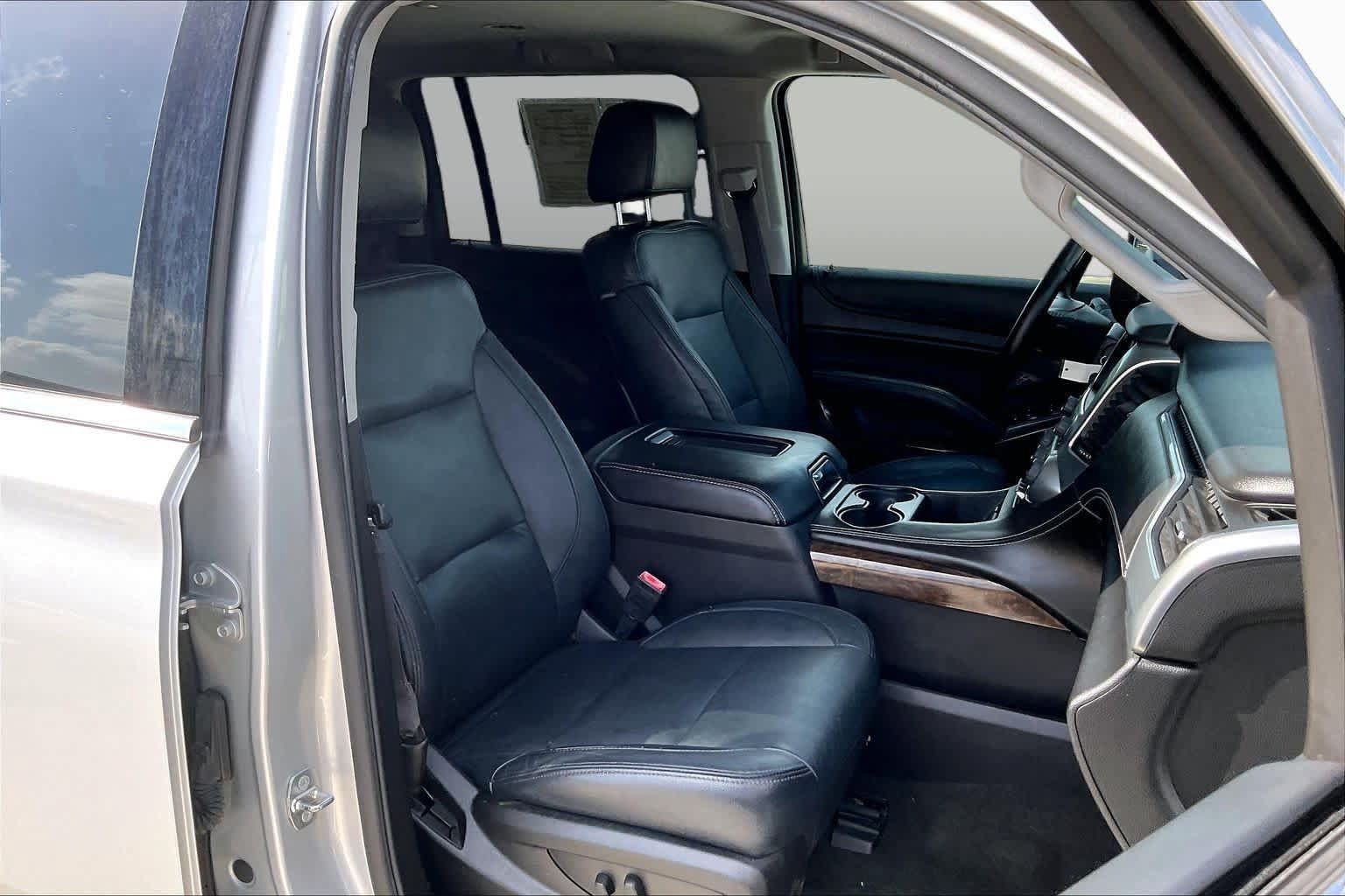 Used 2016 Chevrolet Suburban LS RWD image 9