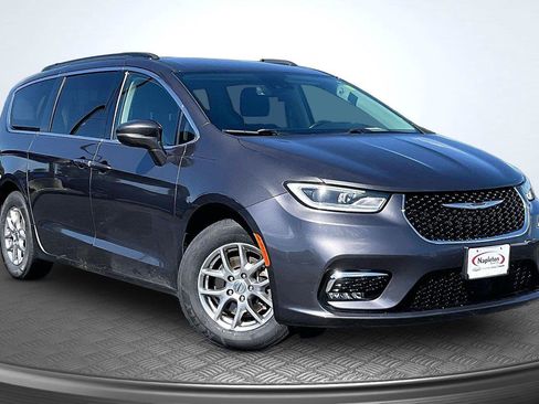 Used 2021 Chrysler Pacifica Touring w/ Cold Weather Group FWD image 12