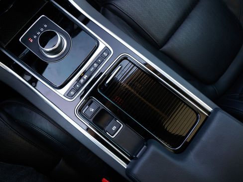 Used 2018 Jaguar XF Prestige image 40