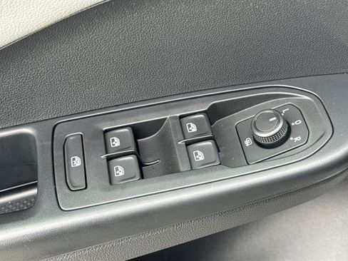 Used 2022 Volkswagen Taos SE w/ Panoramic Sunroof Package FWD image 11