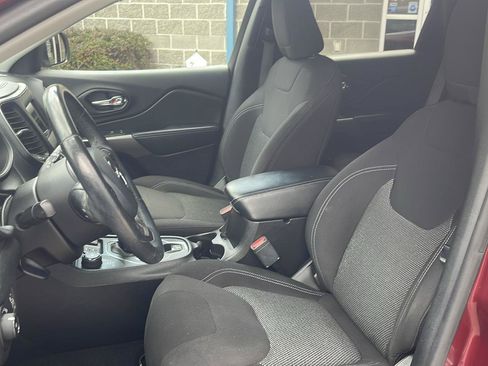 Used 2019 Jeep Cherokee Latitude w/ Cold Weather Group AWD/4WD image 15