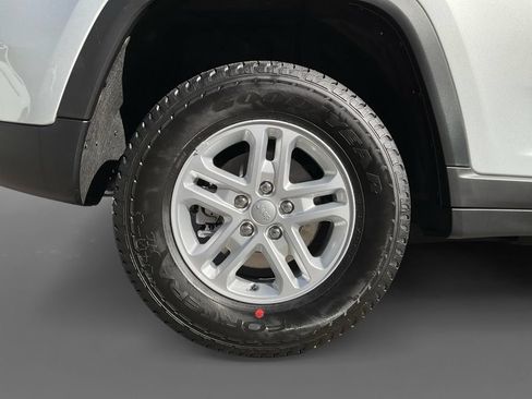 Used 2025 Jeep Grand Cherokee Laredo RWD image 15