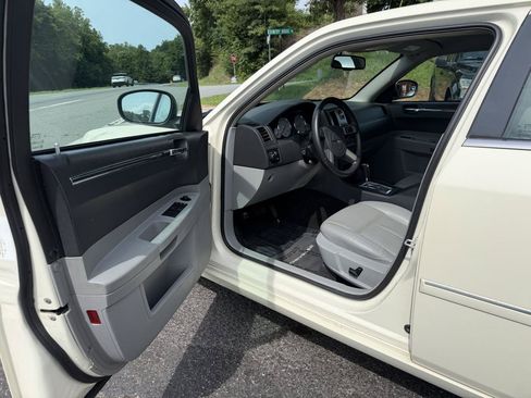Used 2007 Chrysler 300 Touring L RWD image 9
