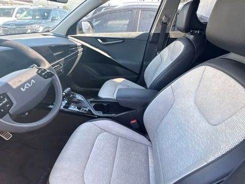 Certified 2025 Kia Niro SX Touring FWD image 7