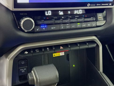 Used 2024 Toyota Tundra Limited AWD/4WD image 8