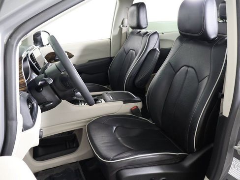 Used 2023 Chrysler Pacifica Limited image 36