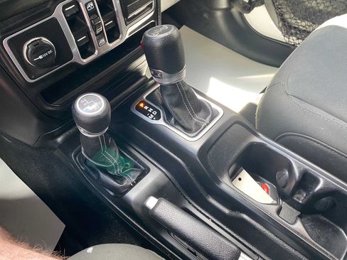 Used 2018 Jeep Wrangler Unlimited Sahara AWD/4WD image 26