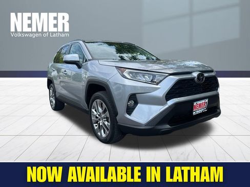 Used 2020 Toyota RAV4 XLE Premium FWD image 5