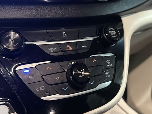 Used 2017 Chrysler Pacifica Touring FWD image 19