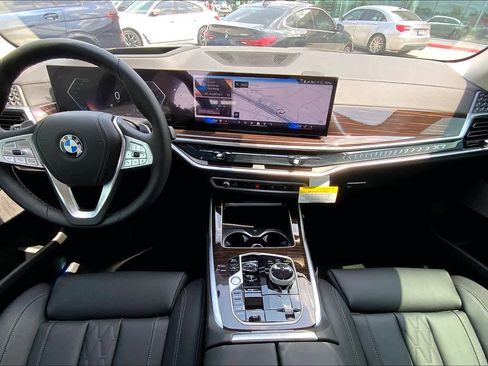 Used 2025 BMW X7 xDrive40i image 5