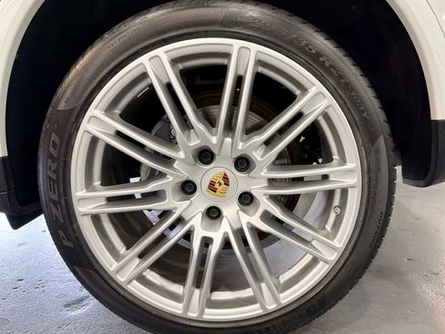 Used 2018 Porsche Cayenne Platinum Edition w/ Premium Package Plus image 45
