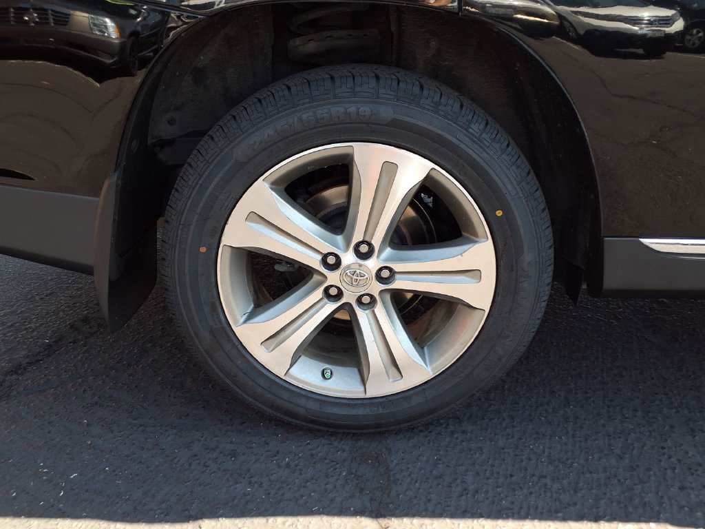 Used 2011 Toyota Highlander Limited w/ Tow Pkg AWD/4WD image 4